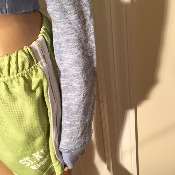 “Warm” crop top with long sleeves! Lol! - Picture 2 of 4